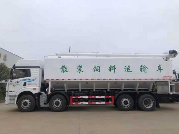 解放前四后六320馬力（20噸）散裝飼料運(yùn)輸車